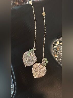 🍃 Silver Leaf Threader Earrings With Green Stone Accents 🍃